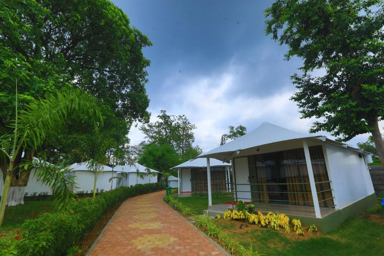 White Feather Resort Kauncha Silvassa Bagian luar foto